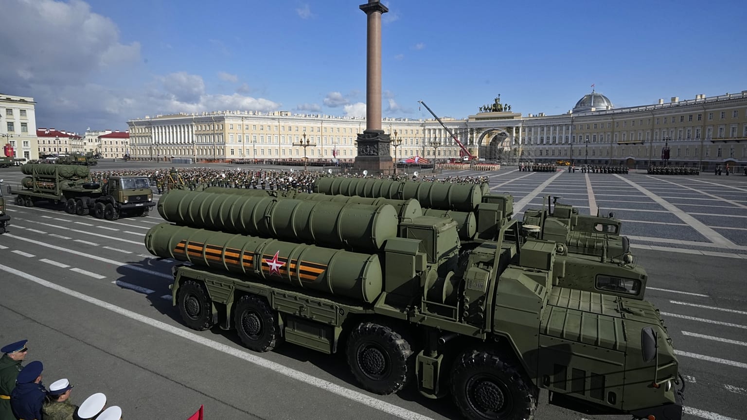 Az S-400-as légvédelmi rakétarendszer egy szentpétervári parádé próbáján