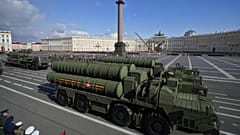Az S-400-as légvédelmi rakétarendszer egy szentpétervári parádé próbáján