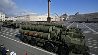 Az S-400-as légvédelmi rakétarendszer egy szentpétervári parádé próbáján