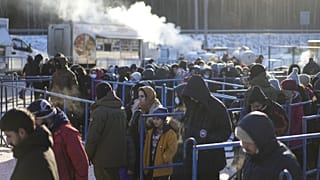 Lengyel bebocsátásra váró menekültek Grodnónál, a belorusz-lengyel határon