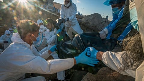 Vítima mortal das inundações na Líbia é recolhiada pelas autoridades, Derna, Líbia
