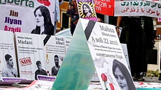 گروهی از ایرانیان معترض در نزدیکی سفارت ایران در رم در سالگرد درگذشت مهسا امینی تجمع کردند
