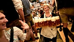 Starke Arme sind auch in diesem nötig im Bierzelt.