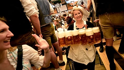 Starke Arme sind auch in diesem nötig im Bierzelt.