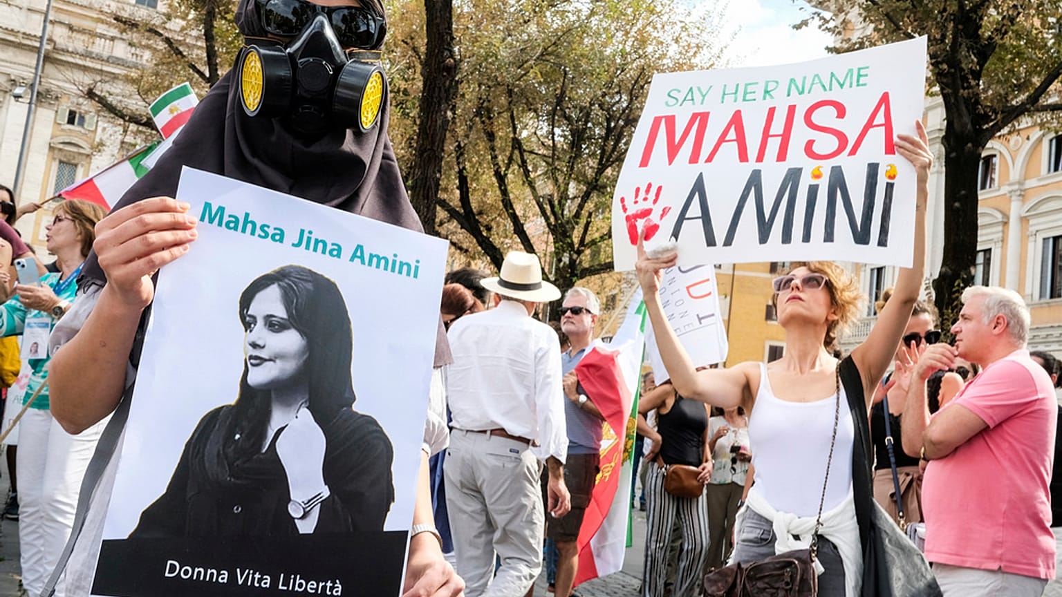 Activistas se manifiestan en Europa en homenaje a Amini