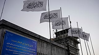 أعلام طالبان ترفرف في مطار كابول، أفغانستان، 9 سبتمبر 2021