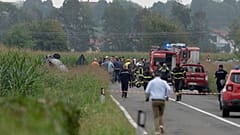 Tűzoltók a légi balest helyszínén Torinó közelében