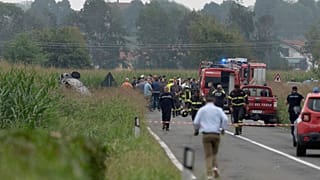 Tűzoltók a légi balest helyszínén Torinó közelében