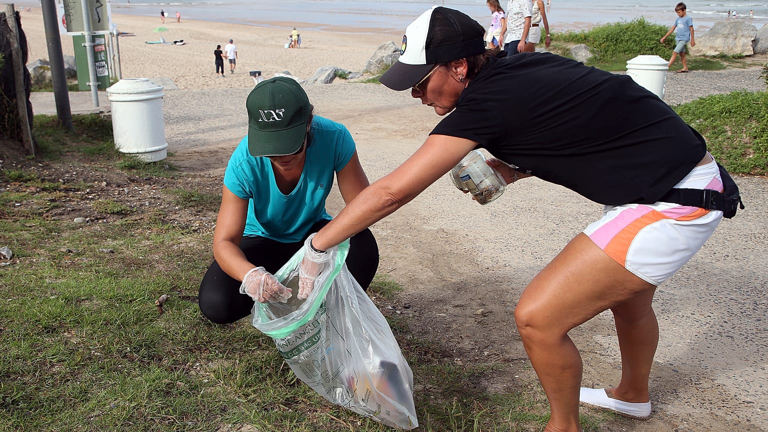 Voluntários recolhem lixo perto da praia em Bidart, no sudoeste de França, no sábado, 16 de setembro de 2023.
