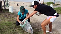 Voluntários recolhem lixo perto da praia em Bidart, no sudoeste de França, no sábado, 16 de setembro de 2023.