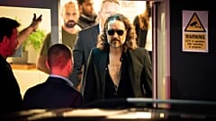 Russell Brand kilép a Troubabour Wembley Park színházból szeptember 16-án 