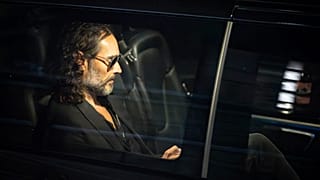 Russell Brand deixa o teatro Troubabour Wembley Park, em Londres, depois de ter actuado num espetáculo de comédia no sábado, após as alegações terem sido tornadas públicas