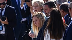 La presidenta de la Comisión, Ursula von der Leyen, y Giorgia Meloni en la isla italiana de Lampedusa