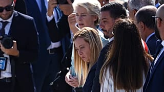 La presidenta de la Comisión, Ursula von der Leyen, y Giorgia Meloni en la isla italiana de Lampedusa