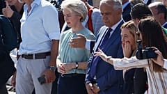 La presidente della Commissione Ue, Ursula von der Leyen, a Lampedusa insieme a Giorgia Meloni