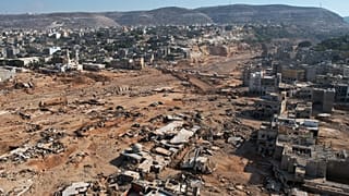 Un'immagine aerea della città di Derna dopo l'evento meteorologico estremo e la conseguente inondazione