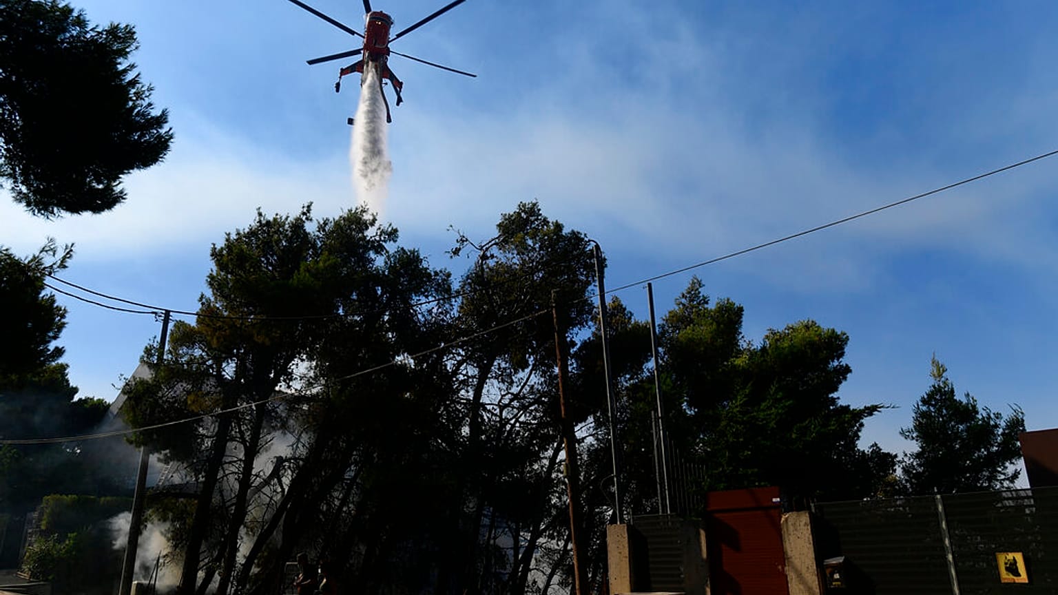 Orman yangınına helikopter ile müdahale