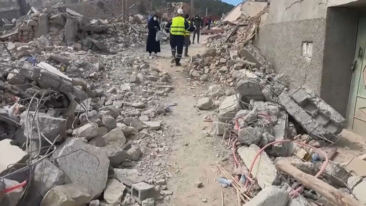 عمليات رفع الأنقاض في إيمين تالا