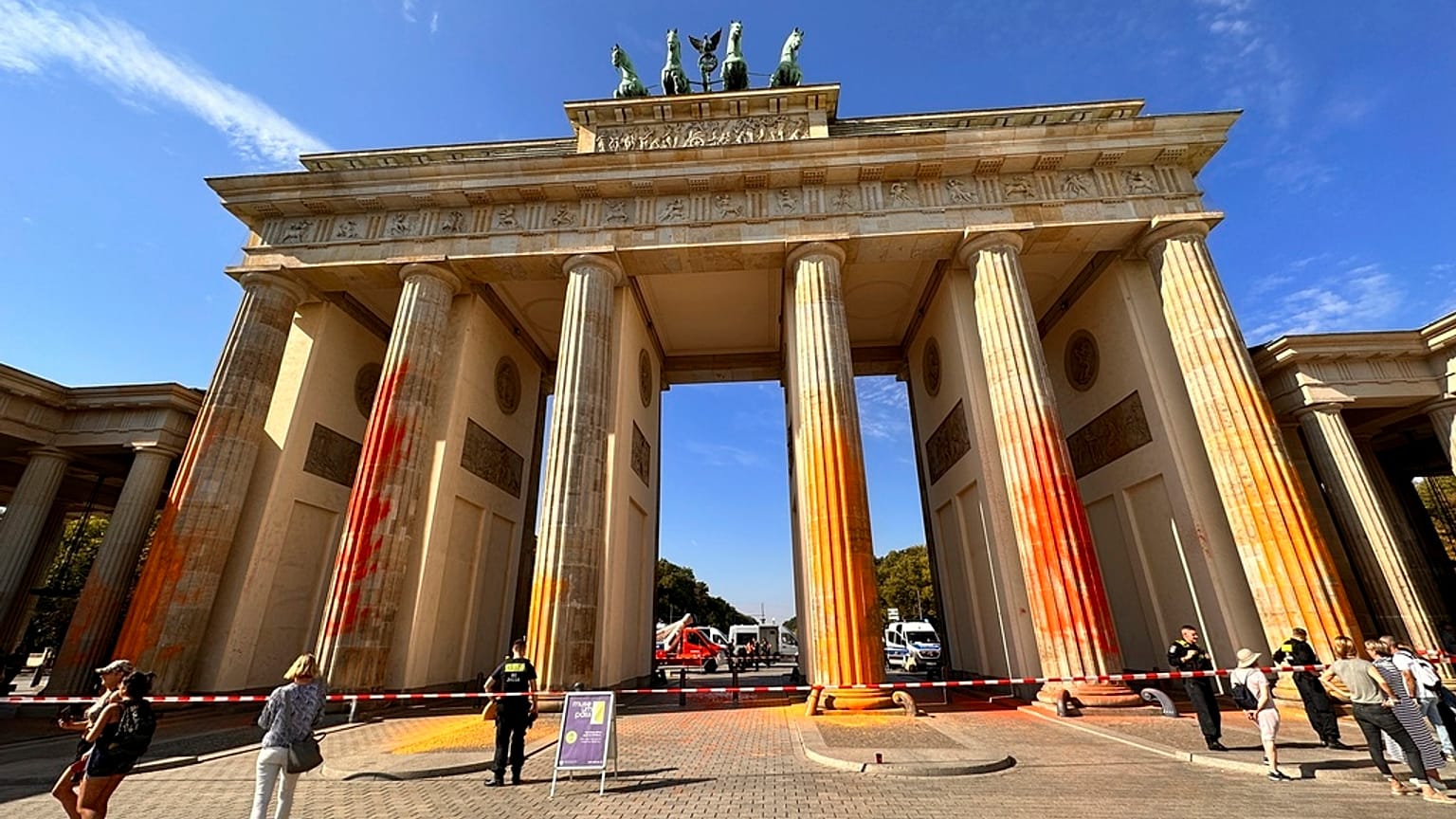 La Puerta de Brandemburgo de Berlín pintada por los activistas climáticos