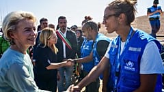 Von der Leyen beim Besuch des Erstaufnahmelagers auf Lampedusa