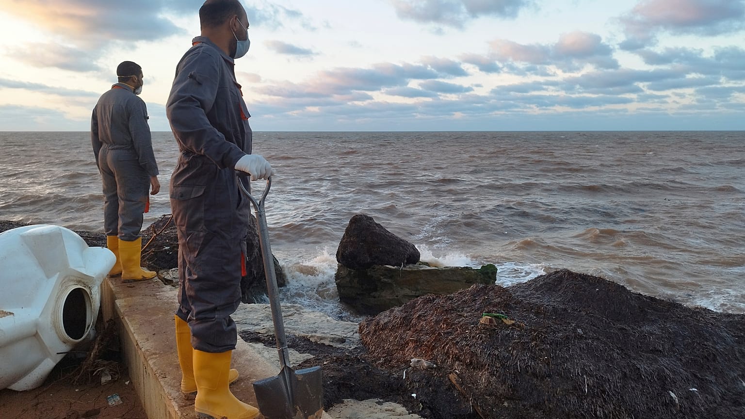 Einsatzkräfte in Derna suchen nach Leichen im Schlamm und im Meer