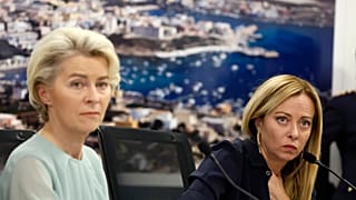 La Presidenta de la Comisión Europea, Ursula von der Leyen, y la Primera Ministra italiana, Giorgia Meloni, se dirigen a los medios de comunicación durante una rueda de prensa conjunta en Lampedusa.