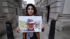 Az egyik bebörtönzött férfi, Morad Tahbaz lánya demonstrál apja szabadon engedéséért