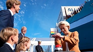 A.P. Moller Holding CEO'su Robert Maersk Uggla (solda) ve AP Başkanı Ursula von der Leyen Laura Maersk gemisinin açılışını yaparken.