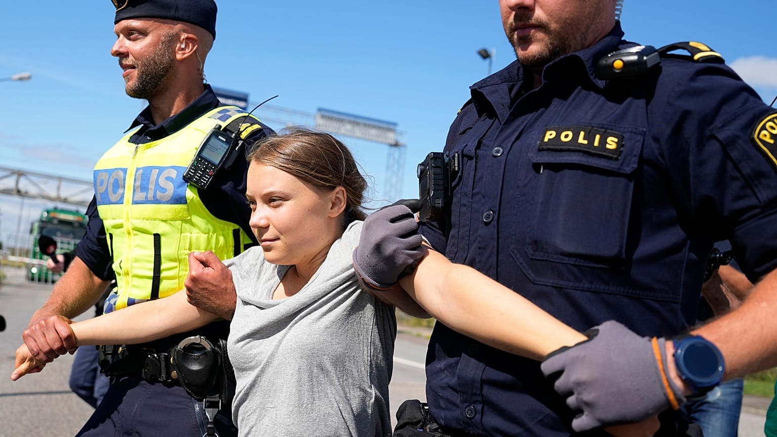 Die Klimaaktivistin Greta Thunberg wird von der Polizei festgenommen, als sie die Einfahrt zu einer Ölanlage in Malmö, Schweden, blockiert.
