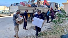 أشخاص يسلمون المساعدات المتبرع بها إلى مدينة درنة التي دمرتها الفيضانات المفاجئة، ليبيا، السبت 16 سبتمبر 2023. بالنسبة للعديد من الليبيين.