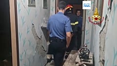 Inspection menée par des pompiers italiens dans une maison endommagée du village de Rocca San Casciano, dans le centre de l'Italie. 18 septembre 2023.