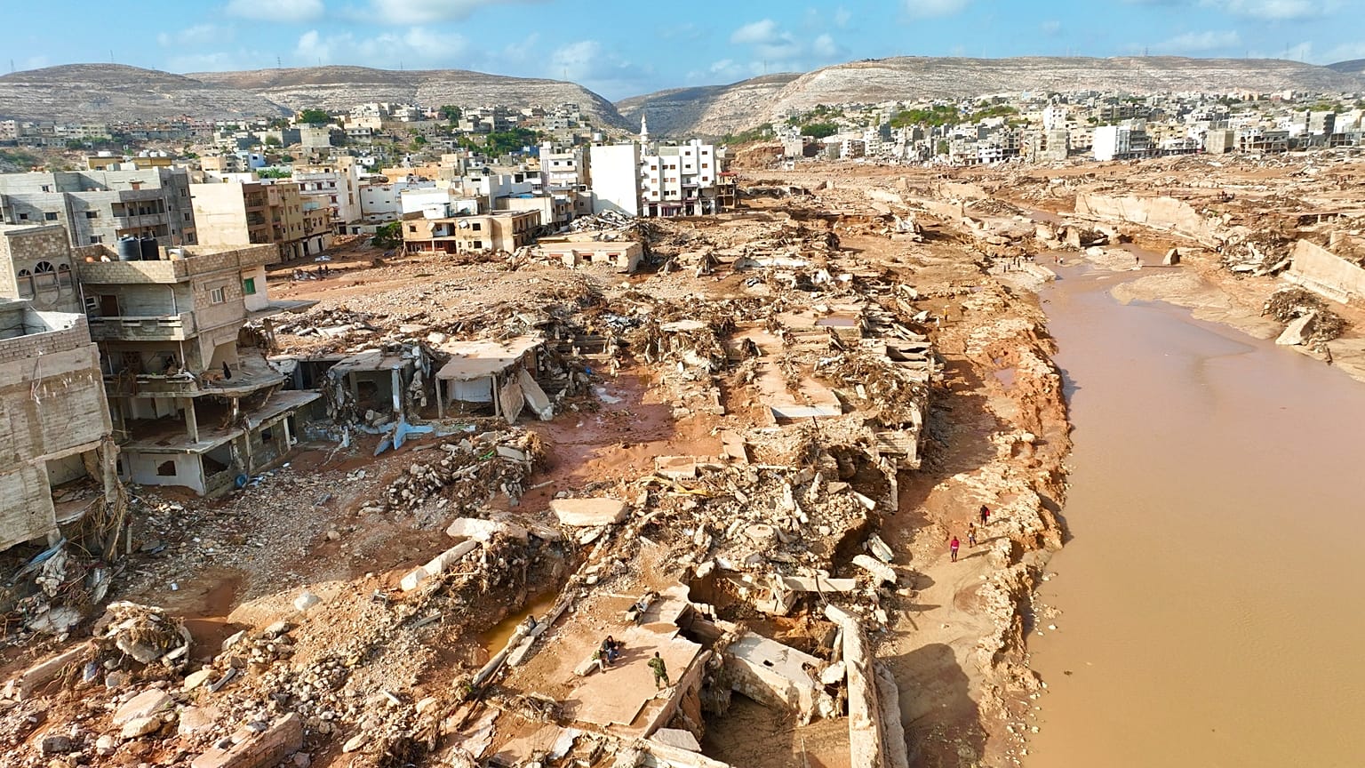 مدينة درنة حلّ بها دمار عظيم بعد انهيار السدّين 