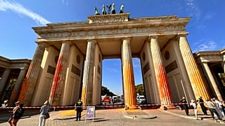 Members of the climate protection group Last Generation sprayed the Brandenburg Gate with orange paint.