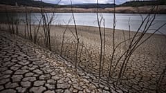 Rissige Erde ist am Sau-Stausee nördlich von Barcelona, Spanien, am 18\. April 2023 zu sehen. 
