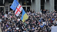 متظاهرون مؤيدون للاتحاد الأوروبي أمام مقر البرلمان في تبليسي في آذار/مارس 2023