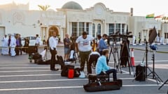صحافيون ينتظرون وصول الطائرة القطرية التي تقل خمسة مواطنين أمريكيين محتجزين في إيران في مطار الدوحة الدولي في الدوحة، قطر.
