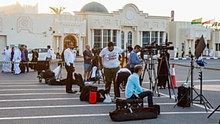 صحافيون ينتظرون وصول الطائرة القطرية التي تقل خمسة مواطنين أمريكيين محتجزين في إيران في مطار الدوحة الدولي في الدوحة، قطر.