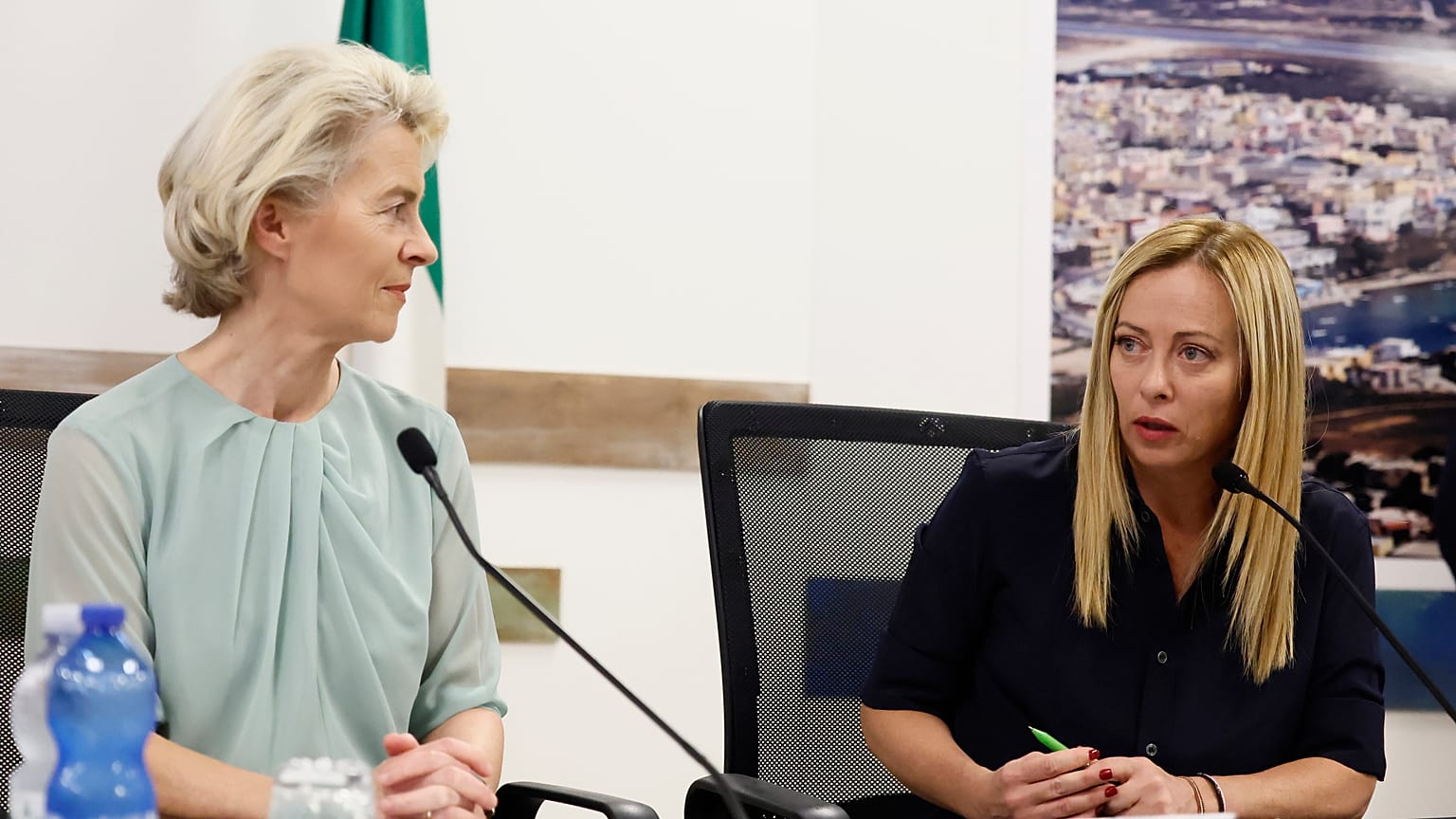 Ursula von der Leyen, az Európai Bizottság elnöke (balra) és Giorgia Meloni olasz miniszterelnök