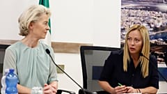 Ursula von der Leyen (esq) tem mostrado interesse em trabalhar com a PM italiana, Giorgia Meloni