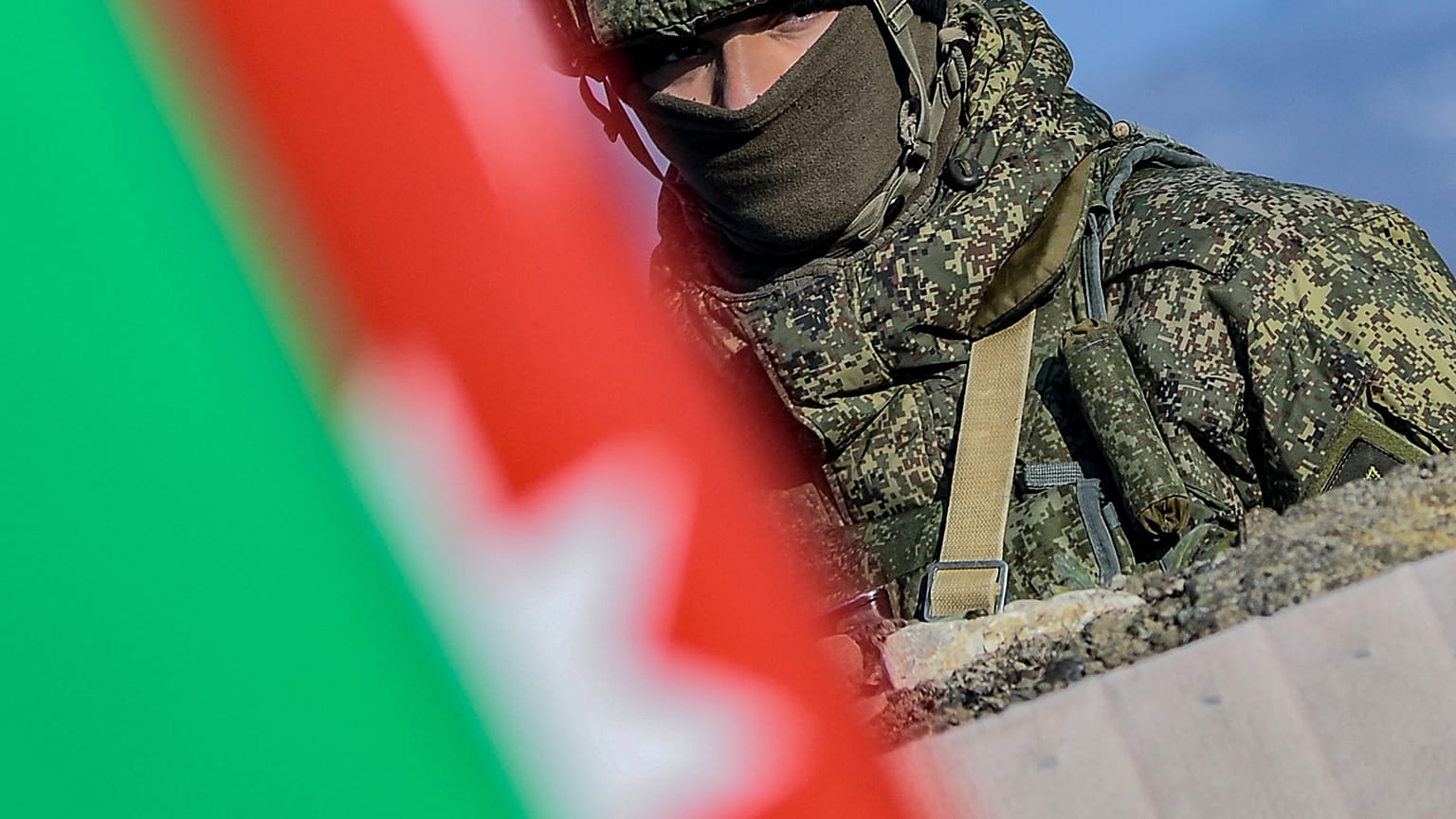 Dağlık Karabağ'daki barış gücünde görev alan bir Rus askeri