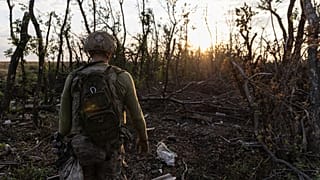 Militar ucraniano no sábado, pelos arredores de Andriivka, leste da Ucrânia
