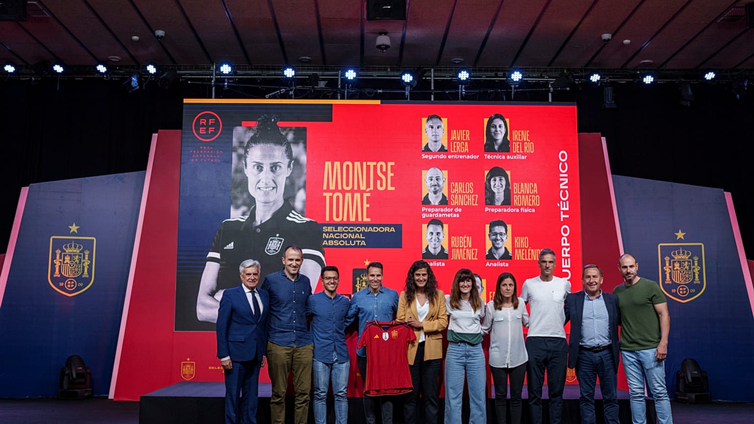 La recién nombrada seleccionadora de la selección femenina de fútbol, Montse Tomé, rodeada de otros miembros de la Federación