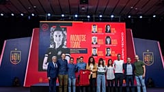 La recién nombrada seleccionadora de la selección femenina de fútbol, Montse Tomé, rodeada de otros miembros de la Federación