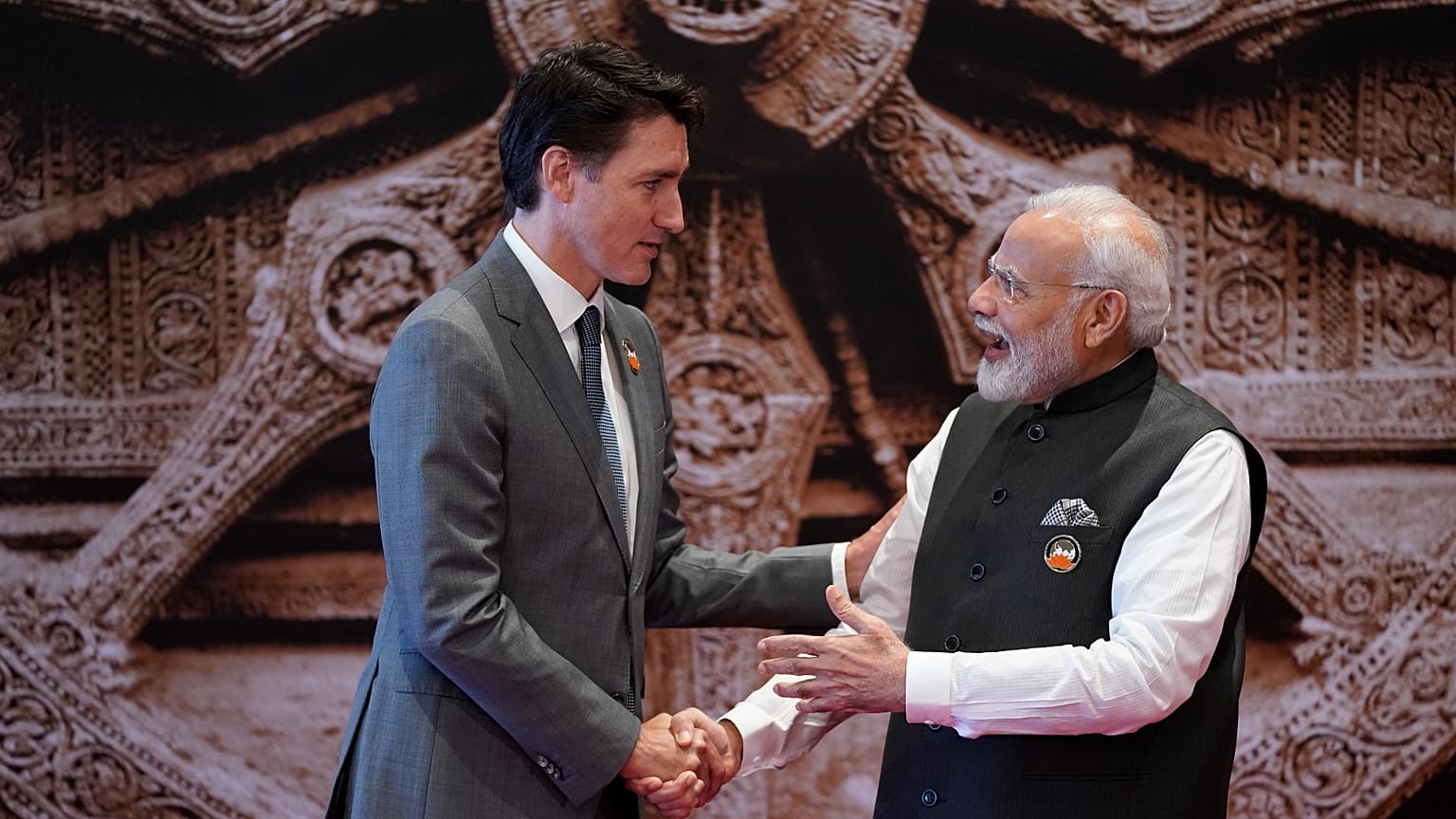 Hindistan Başbakanı Narendra Modi, G-20 Zirvesi kapsamında ülkesine gelen Kanada Başbakanı Justin Trudeau'yu karşılarkenve 