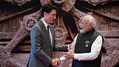 Hindistan Başbakanı Narendra Modi, G-20 Zirvesi kapsamında ülkesine gelen Kanada Başbakanı Justin Trudeau'yu karşılarkenve 