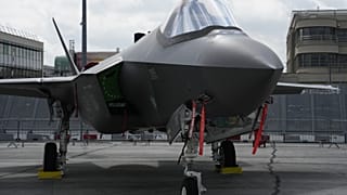 Fotónk illusztráció: Amerikai F-35-ös vadászgép egy párizsi légibemutatón