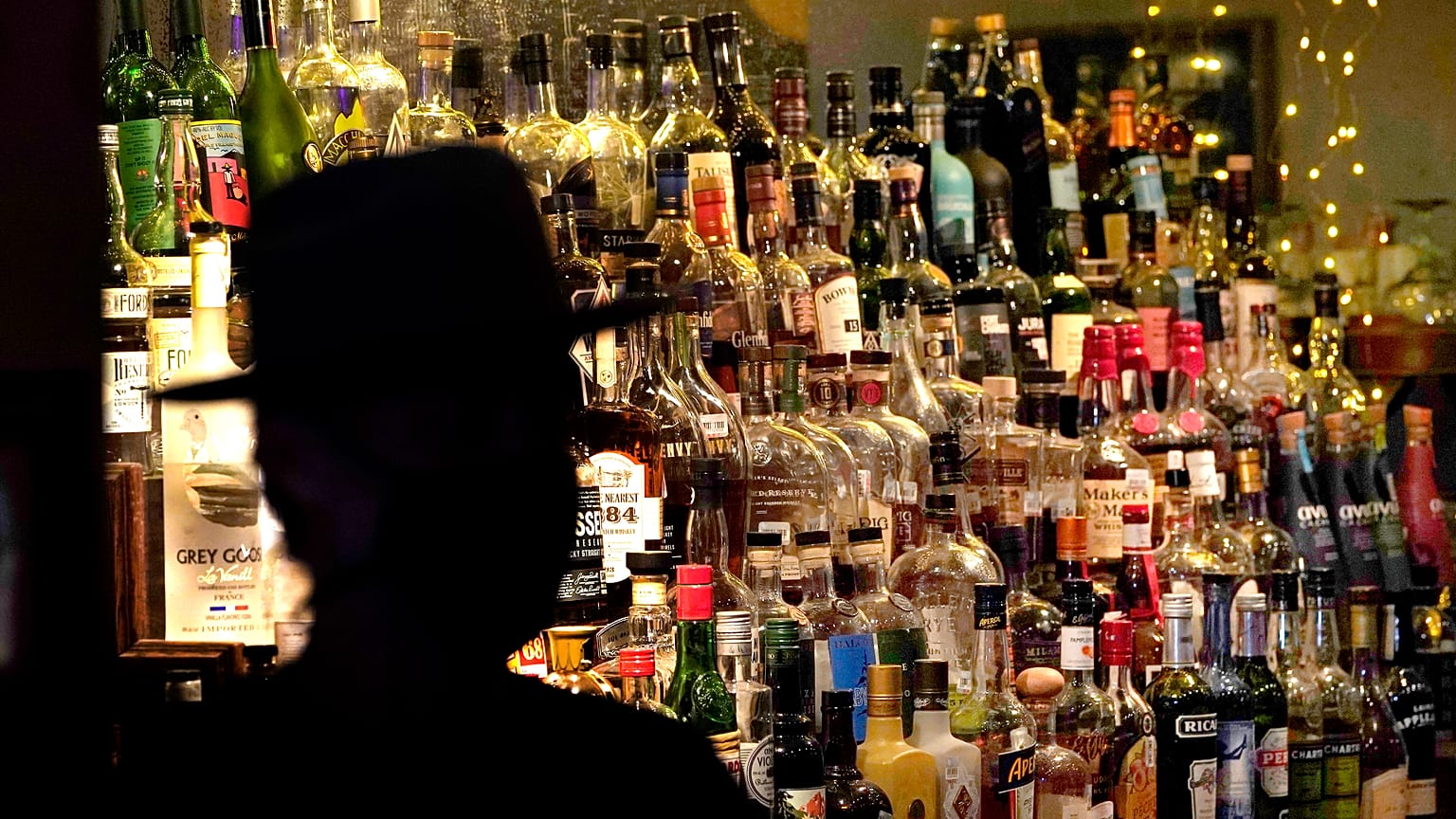 Flaschen mit alkoholischen Getränken 