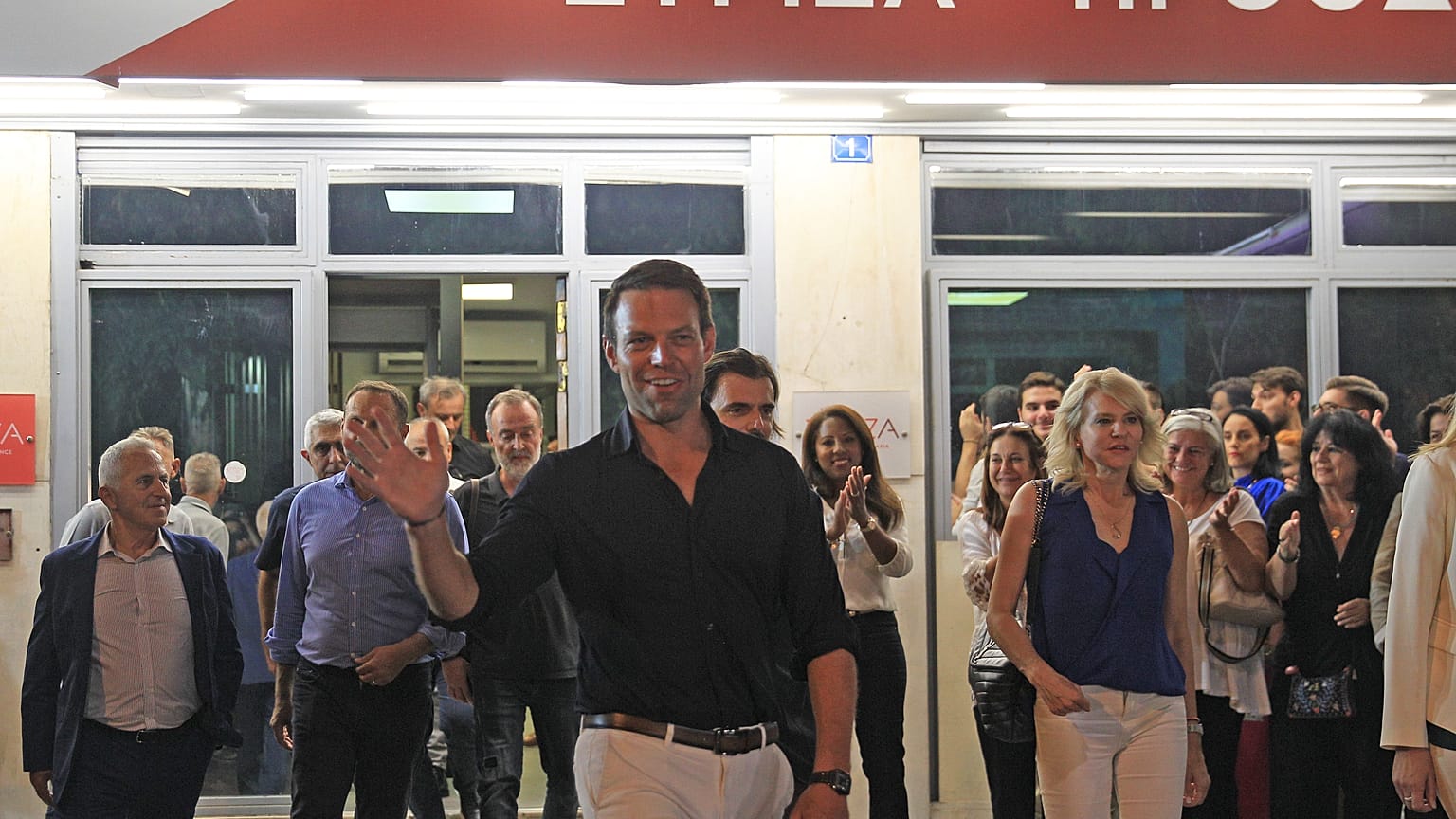 Ο υποψήφιος για την προεδρία του κόμματος του ΣΥΡΙΖΑ-ΠΣ, Στέφανος Κασσελάκης κάνει δηλώσεις έξω από τα γραφεία του κόμματος μετά την ανακοίνωση των αποτελεσμάτων 