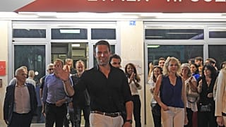 Ο υποψήφιος για την προεδρία του κόμματος του ΣΥΡΙΖΑ-ΠΣ, Στέφανος Κασσελάκης κάνει δηλώσεις έξω από τα γραφεία του κόμματος μετά την ανακοίνωση των αποτελεσμάτων