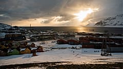 Im Sommer scheint die Sonne in Spitzbergen rund um die Uhr.